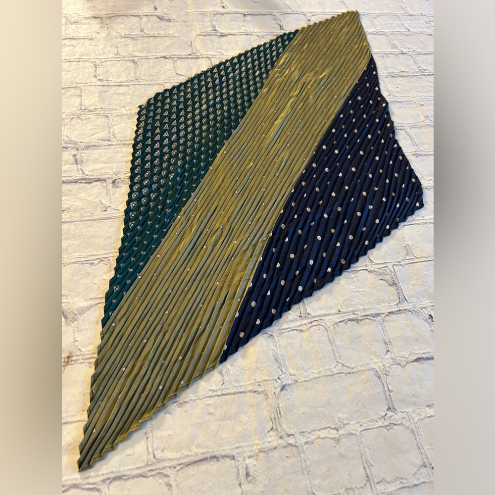 ACCORDION STYLE MULTI COLORED AND PATTERN TRIANGLE SHAPE SCARF
